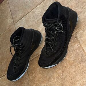 Under Armour Black High-Top Sneakers with blue trim. Steven Curry 3
edition